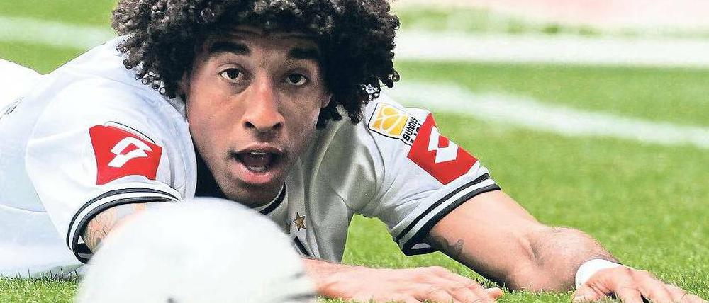 Er hat die Haare schön. Nicht nur wegen seiner Frisur ist der Brasilianer Dante der Liebling der Gladbacher Fans. Foto: ddp