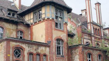 Schaurig-schön. Von Verfall geprägt ist das Gelände des einstigen Lungensanatoriums in Beelitz-Heilstätten. In den kommenden Jahren sollen die historischen Gebäude restauriert werden. Foto: Nestor Bachmann/dpa