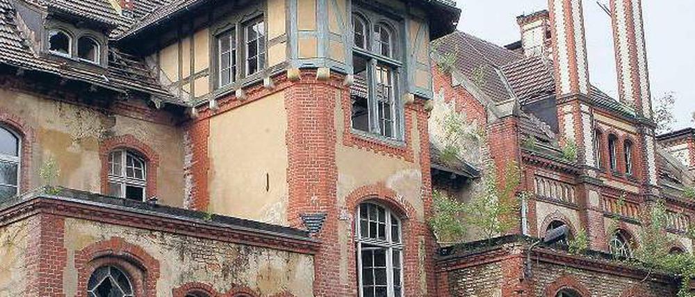 Schaurig-schön. Von Verfall geprägt ist das Gelände des einstigen Lungensanatoriums in Beelitz-Heilstätten. In den kommenden Jahren sollen die historischen Gebäude restauriert werden. Foto: Nestor Bachmann/dpa
