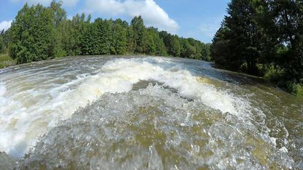 Wassermassen ergießen sich nahe Bräsinchen (Gemeinde Neuhausen/Spree) aus dem Becken der Talsperre Spremberg in die Spree. (Archivbild vom 10.08.2010)