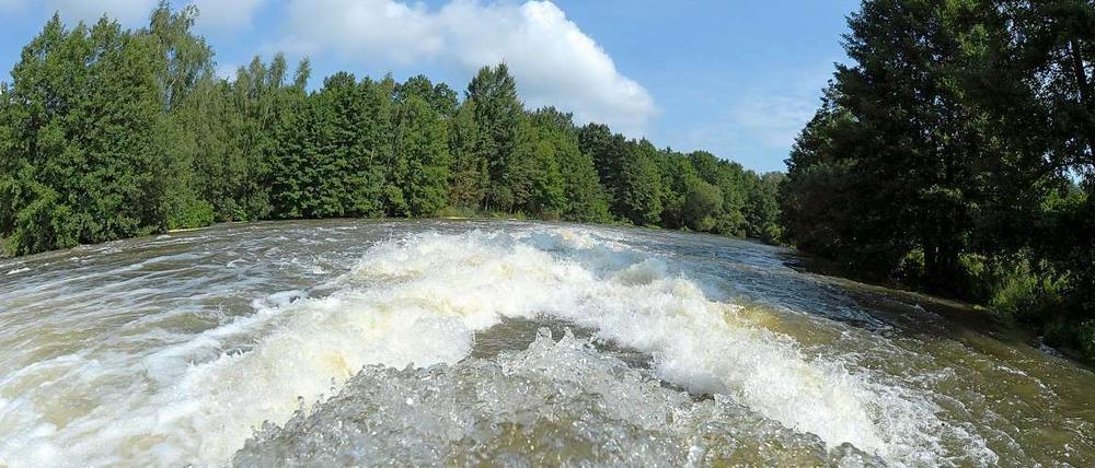 Wassermassen ergießen sich nahe Bräsinchen (Gemeinde Neuhausen/Spree) aus dem Becken der Talsperre Spremberg in die Spree. (Archivbild vom 10.08.2010)