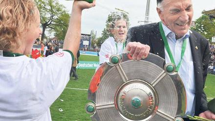 Kaltschale. Schröder und seine Spielerinnen feierten zuletzt das Double. 