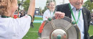 Kaltschale. Schröder und seine Spielerinnen feierten zuletzt das Double. 