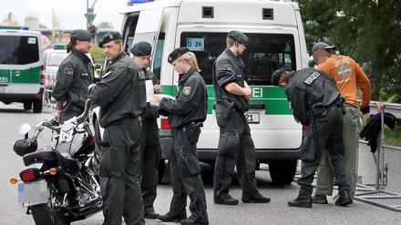 Ein großes Polizeiaufgebot verhindert den 1. City Run der Hells Angels.