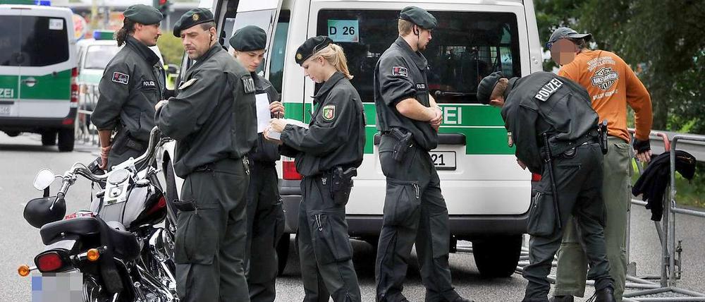 Ein großes Polizeiaufgebot verhindert den 1. City Run der Hells Angels.