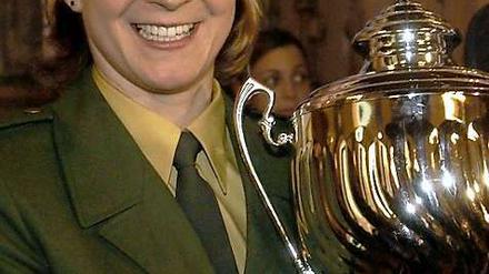 Glücklich in Uniform: Claudia Pechstein.
