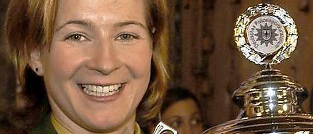 Glücklich in Uniform: Claudia Pechstein.