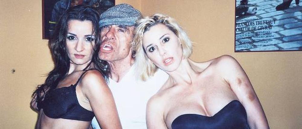 Genug Wut. Im Oktober wird Regisseur Klaus Lemke (hier mit den Hauptdarstellerinnen Sheila Malek, l., und Indira Madison) 70. Der nächste Film ist schon gedreht.