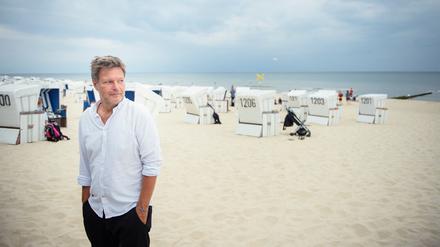 Robert Habeck am Strand von Westerland - immer irgendwie dabei: Annalena Baerbock.