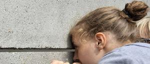 Die Mauer durch die Stadt teilt auch ihre Liebe.