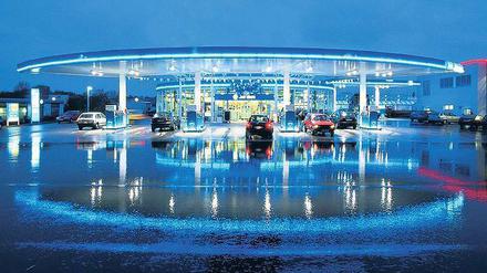 Licht in der Nacht: Die Tankstelle als letzte Rettung.