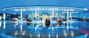 Licht in der Nacht: Die Tankstelle als letzte Rettung.