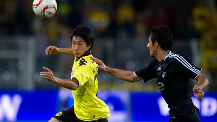 Dortmunds Shinji Kagawa (li.) gegenRauf Aliyev von Qarabag Agdam.