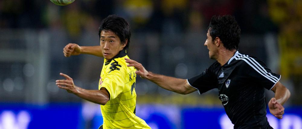 Dortmunds Shinji Kagawa (li.) gegenRauf Aliyev von Qarabag Agdam. 