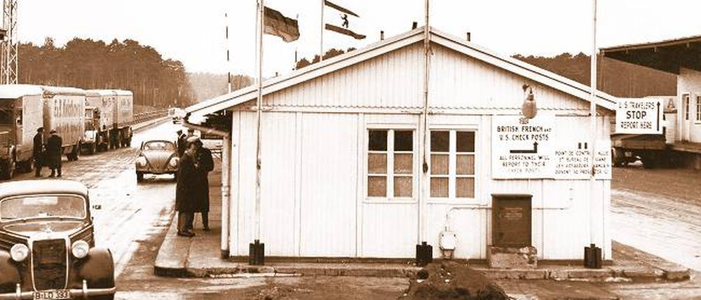 Dreilinden 1961. Vom alten Abfertigungsgebäude, den Fahnenmasten der Alliierten und der Tankstelle mit zwei Münzzapfsäulen ist außer Altlasten nichts mehr übrig geblieben.