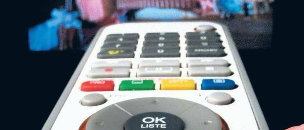Bloß nicht hängen bleiben. Im Zeitalter der Programmflut ist der Suchdurchlauf per Fernbedienung selbst Programm geworden. Foto: ddp