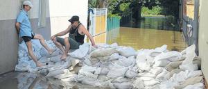 Gestapelte Säcke. In Guben rüstet man sich gegen die Flut. Südlich der Stadt war ein Deich gebrochen; dadurch konnte Wasser abfließen.