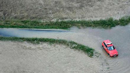 Bei Bad Muskau haben Deich- und Dammanlagen den Wassermassen der Neiße nicht standhalten können.