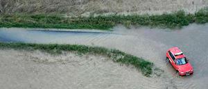 Bei Bad Muskau haben Deich- und Dammanlagen den Wassermassen der Neiße nicht standhalten können.