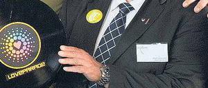 Im Mittelpunkt. Adolf Sauerland (r.) setzte sich vor dem Event nachdrücklich für die Loveparade von Geschäftsführer Rainer Schaller ein. Wie wichtig nahm er Bedenken?