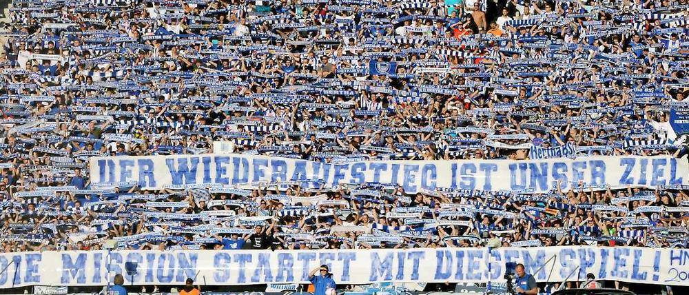 Die Hertha-Fans geben die Richtung vor, die Mannschaft folgt ihnen, wenn auch mit leichten Schwierigkeiten. Mit dem Heimsieg gegen Rot-Weiß Oberhausen ist der erste Schritt zur Mission Wiederaufstieg geglückt, der 1.FC Union startet derweil mit einem Rermis in Aachen.