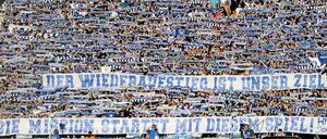 Die Hertha-Fans geben die Richtung vor, die Mannschaft folgt ihnen, wenn auch mit leichten Schwierigkeiten. Mit dem Heimsieg gegen Rot-Weiß Oberhausen ist der erste Schritt zur Mission Wiederaufstieg geglückt, der 1.FC Union startet derweil mit einem Rermis in Aachen.