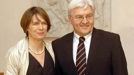 SPD-Fraktionsschef Frank-Walter Steinmeier wird sich einer Operation unterziehen, um seiner Frau Elke Büdenbender eine Niere zu spenden.