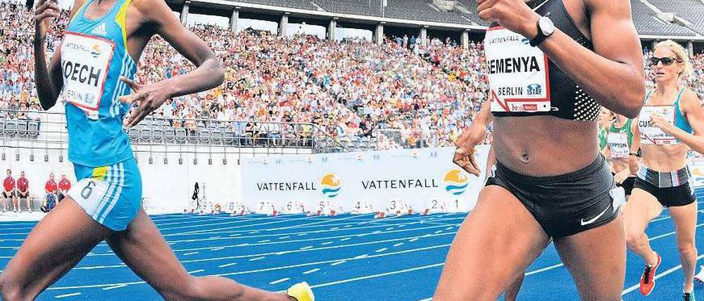 Rückkehr nach 368 Tagen. Caster Semenya (rechts) war wie schon bei der WM 2009 im Olympiastadion nicht zu schlagen. Foto: ddp