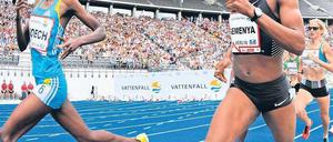 Rückkehr nach 368 Tagen. Caster Semenya (rechts) war wie schon bei der WM 2009 im Olympiastadion nicht zu schlagen. Foto: ddp