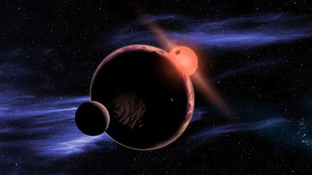 So könnte ein Planet mit zwei Monden, der einen Roten Zwerg umkreist, aussehen.
