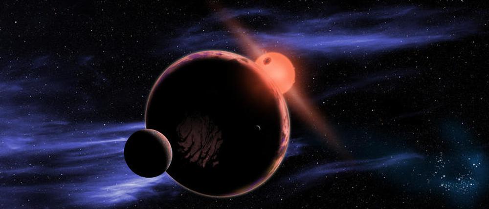 So könnte ein Planet mit zwei Monden, der einen Roten Zwerg umkreist, aussehen.