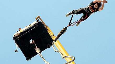 An der langen Leine. Eltern müssen das Loslassen lernen, Stück für Stück und immer ein bisschen mehr. In Wahrheit sind Unfälle beim Bungee-Jumping äußerst selten, sagt die Statistik.