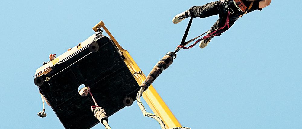 An der langen Leine. Eltern müssen das Loslassen lernen, Stück für Stück und immer ein bisschen mehr. In Wahrheit sind Unfälle beim Bungee-Jumping äußerst selten, sagt die Statistik.