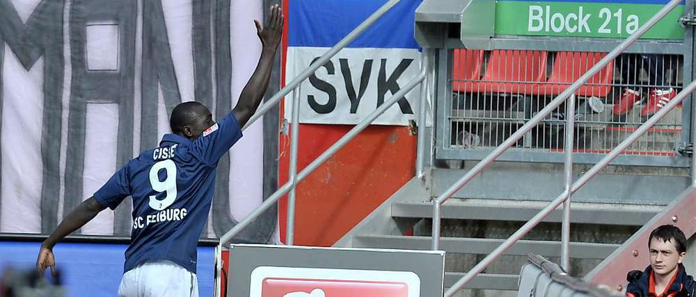 Nach einem halben Jahr der Eingewöhnung dreht er jetzt auf: Papiss Cissé erzielte gegen Nürnberg seinen zweiten und dritten Saisontreffer und sorgte so für den ersten Auswärtssieg der Freiburger seit neun Monaten.