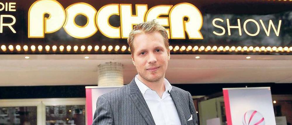 Multitalent. Oliver Pocher, 32, ist Entertainer, Schauspieler, Komiker und Musiker. Bis April 2009 präsentierte er mit Harald Schmidt die ARD-Sendung „Schmidt &amp; Pocher“. Seit knapp einem Jahr lädt er bei Sat 1 zur „Oliver Pocher Show“ (freitags, 23 Uhr 15). 