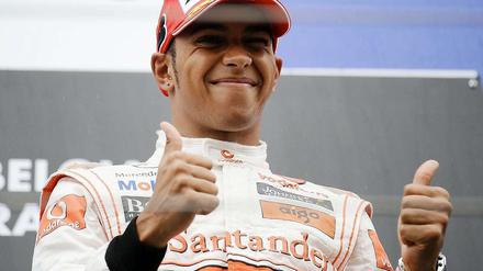 Strahlender Sieger im strömenden Regen: Lewis Hamilton hat den Großen Preis von Belgien in Spa gewonnen und die WM-Führung übernommen.