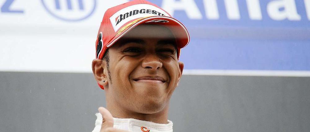 Strahlender Sieger im strömenden Regen: Lewis Hamilton hat den Großen Preis von Belgien in Spa gewonnen und die WM-Führung übernommen.