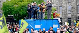 Mehrere hundert Stuttgart-21-Gegner stürmen nach der traditionellen "Montagsdemonstration" gegen das Bahnprojekt eine Baustelle.