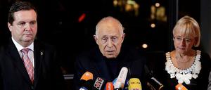 Keine Sieger, keine Besiegten: Heiner Geißler zwischen Baden-Württembergs Ministerpräsident Stefan Mappus (CDU, l.) und Brigitte Dahlbender, der Vorsitzenden des BUND Baden-Württemberg.