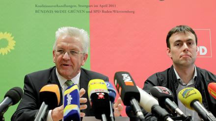 20. April 2011: Grüne und SPD einigen sich nach wochenlangem Tauziehen auf einen Volksentscheid über das Milliarden-Bahnprojekt Stuttgart 21. Der designierte Ministerpräsident Winfried Kretschmann (Grüne, l.) sagt, die künftigen Koalitionspartner hätten sich auf eine gemeinsame Haltung verständigt. "Dazu befürworten beide Parteien die Durchführung einer Volksabstimmung." SPD-Landeschef Nils Schmid (r.) spricht von einem "Durchbruch".