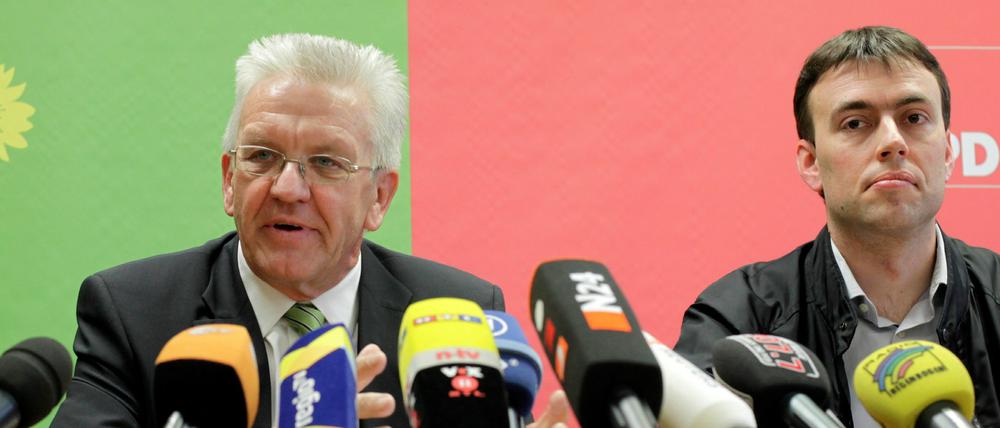 20. April 2011: Grüne und SPD einigen sich nach wochenlangem Tauziehen auf einen Volksentscheid über das Milliarden-Bahnprojekt Stuttgart 21. Der designierte Ministerpräsident Winfried Kretschmann (Grüne, l.) sagt, die künftigen Koalitionspartner hätten sich auf eine gemeinsame Haltung verständigt. "Dazu befürworten beide Parteien die Durchführung einer Volksabstimmung." SPD-Landeschef Nils Schmid (r.) spricht von einem "Durchbruch".