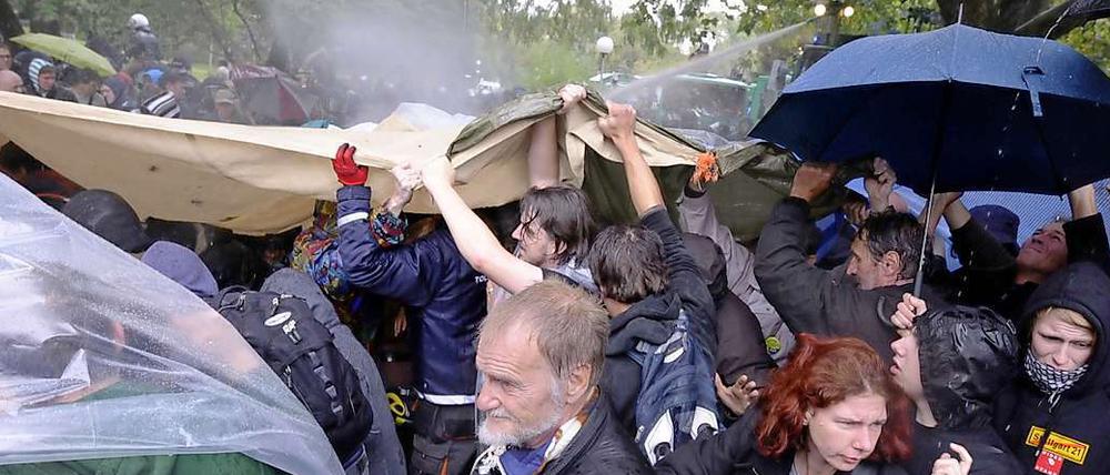 Der 66-jährige Rentner Dietrich Wagner wurde bei Protesten gegen Stuttgart 21 vom Strahl eines Wasserwerfers im Gesicht getroffen und erlitt schwerste Augenverletzungen. Wagner war einer von vielen Verletzten.