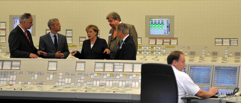 Bundeskanzlerin Angela Merkel während ihrer "Energiereise" bei einem Besuch in der Leitwarte des Atomkraftwerks Lingen.
