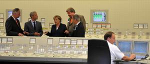Bundeskanzlerin Angela Merkel während ihrer "Energiereise" bei einem Besuch in der Leitwarte des Atomkraftwerks Lingen.