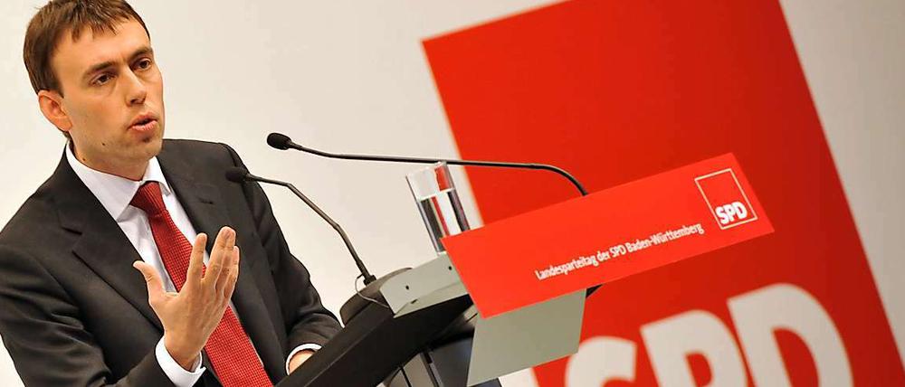 Mit Nils Schmid (SPD) hat Baden-Württembergs Ministerpräsident Stefan Mappus (CDU) nun einen offiziellen Herausforderer für die Wahl im März. Schmid setzt sich für eine Volksabstimmung zu "Stuttgart 21" ein, obwohl die Sozialdemokraten das Bahnhofsprojekt eigentlich befürworten.
