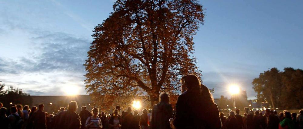 Proteste unter Bäumen: Auch am 4. Oktober versammeln sich die Menschen in Stuttgart zur Montagsdemo. Sie demonstrieren unter anderem für den Erhalt der Bäume im Schlosspark. 