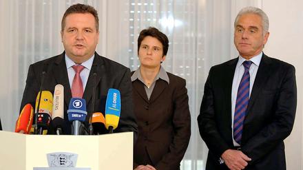 Der baden-württembergische Ministerpräsident Stefan Mappus (l. - CDU) während der Pressekonferenz am Freitag im Staatsministerium in Stuttgart. Neben ihm stehen Innenminister Heribert Rech (CDU - r.) und Umweltministerin Tanja Gönner (CDU). Mappus verteidigt das Vorgehen der Polizei gegen Demonstranten.