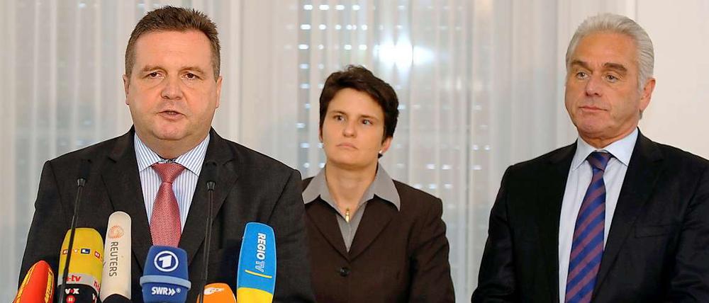 Der baden-württembergische Ministerpräsident Stefan Mappus (l. - CDU) während der Pressekonferenz am Freitag im Staatsministerium in Stuttgart. Neben ihm stehen Innenminister Heribert Rech (CDU - r.) und Umweltministerin Tanja Gönner (CDU). Mappus verteidigt das Vorgehen der Polizei gegen Demonstranten.