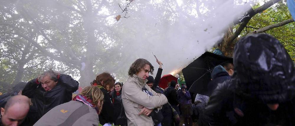 Eskalation im Stadtpark. In Stuttgart kommt es am 30. September zu schweren Auseinandersetzungen zwischen der Polizei und Gegnern des Bahnprojekts Stuttgart 21.