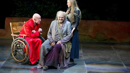 Altenteil. Jürgen Holtz (Kreon), Klaus Maria Brandauer (Ödipus) und Katharina Susewind (Antigone).